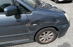 Beschädigte Suzuki Liana suzuki-liana-05