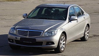 Beschädigte Mercedes C200 Limousine gallery banner image